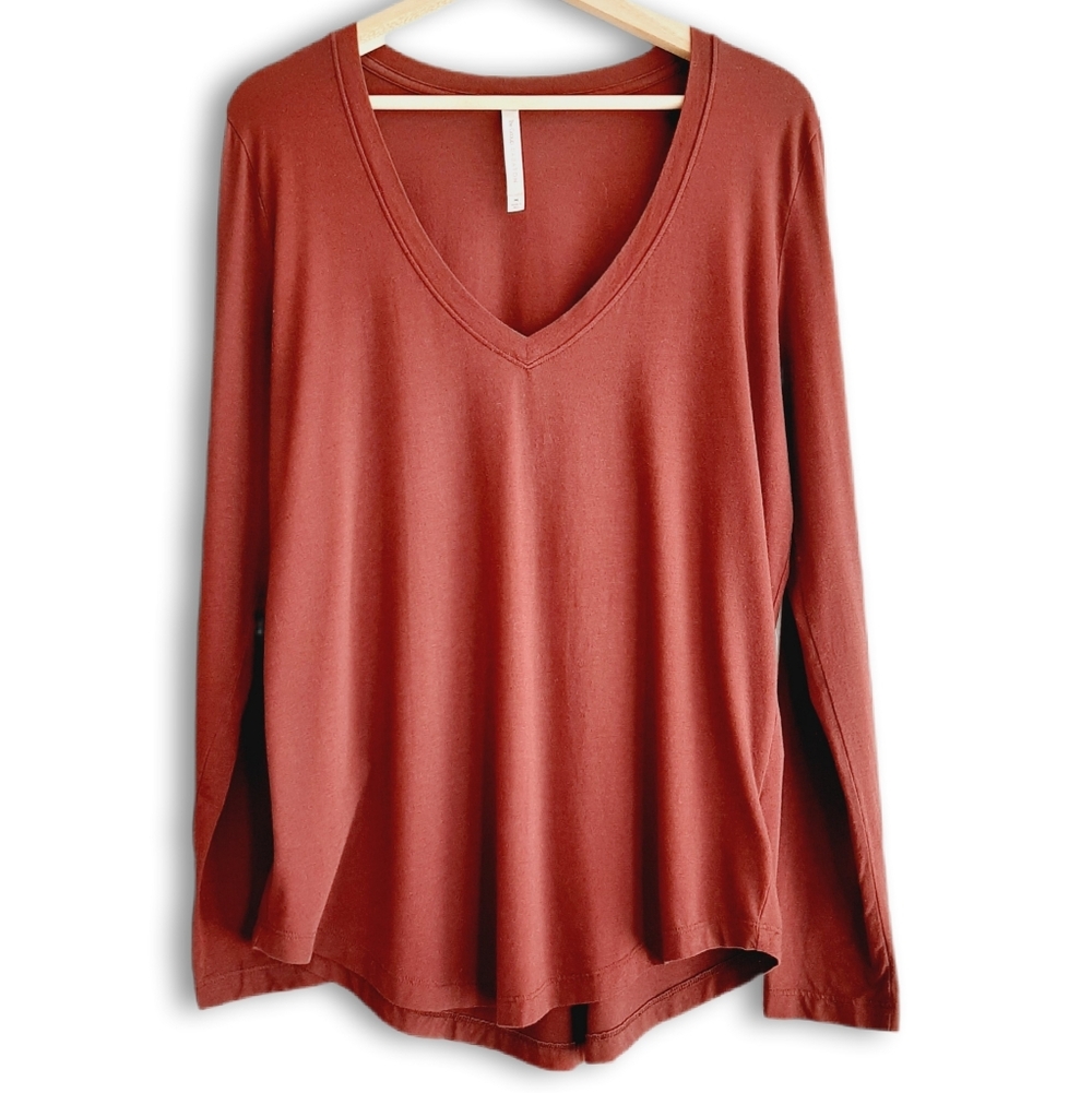 BABATON The Group Aritzia V-Neck Long Sleeve Soft Top Maroon Red Tee Sz M Flawed